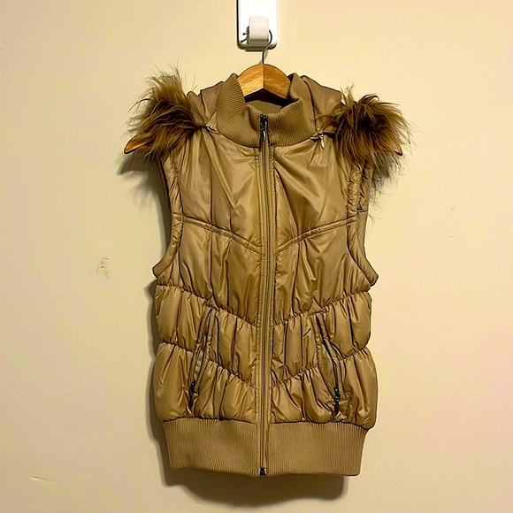 Women’s Hooded Quilted Vest - Picture 2 of 6